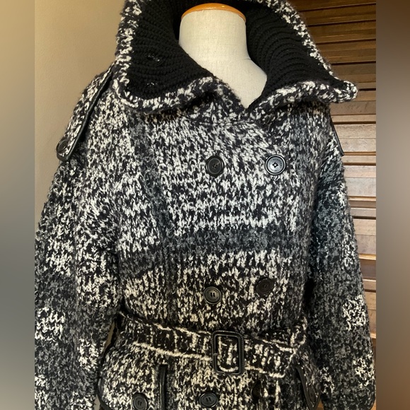 Beautiful Authentic Burberry Coat Size Large - Picture 15 of 15